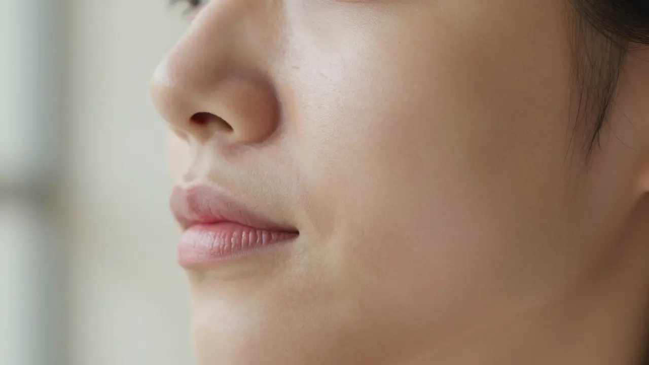 Nahaufnahme von Haut, die die talgregulierende Wirkung von CBG zeigt.